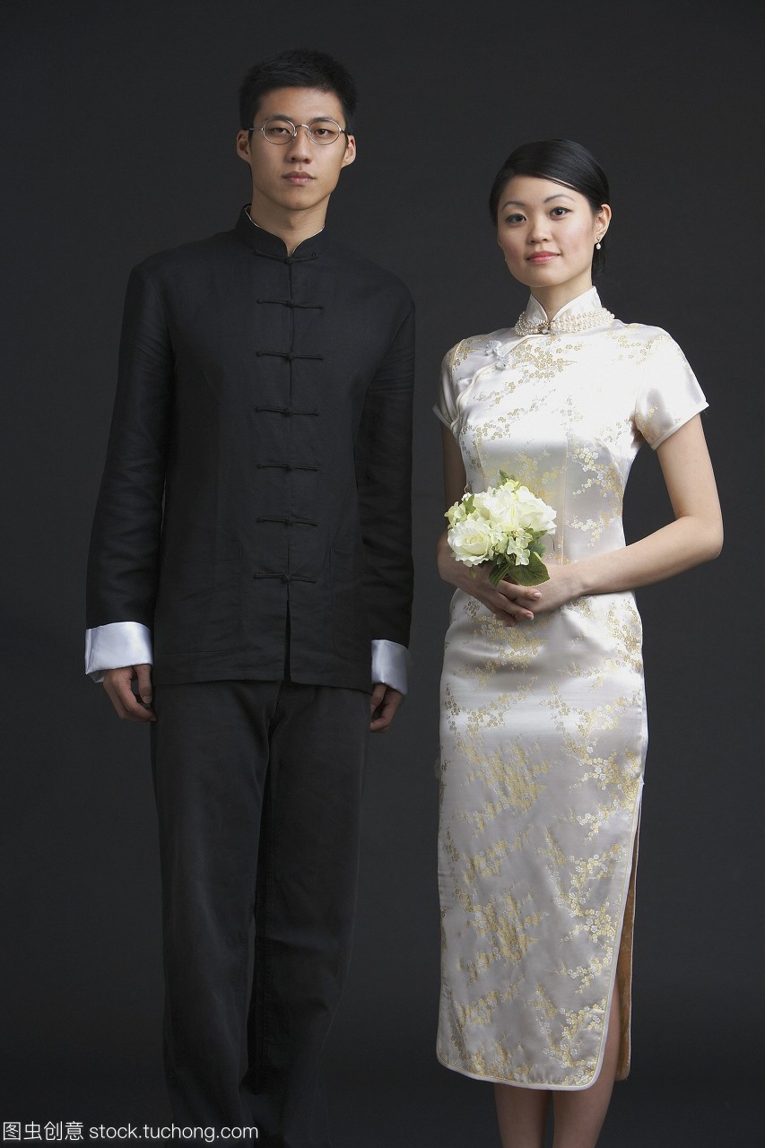 男人和女人穿着传统的中国服装,女人捧着花束